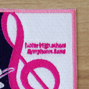 他社刺しゅうワッペンの場合、細かい線や文字の再現が難しいです。