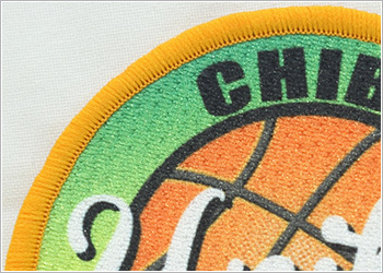 ロック加工とは、ワッペンの生地と土台を圧着後、ロックミシンとロック糸を使用して縁かがりを行う方式です。