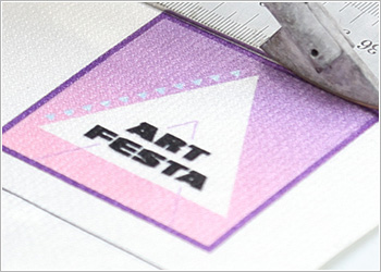 熱性はんだごてで1つずつ切り離し、ワッペンロックがかけやすい形状に調整していきます。