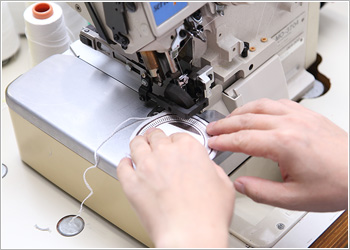 業務用ロックミシンでワッペンの縁をロックします。糸の色は12色から選べます。