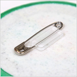 ワッペンの取りつけ方法:有料オプション 安全ピン